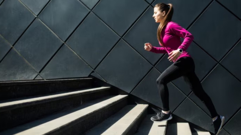 Tại sao leo cầu thang đốt mỡ gấp 3 lần so với đi bộ?