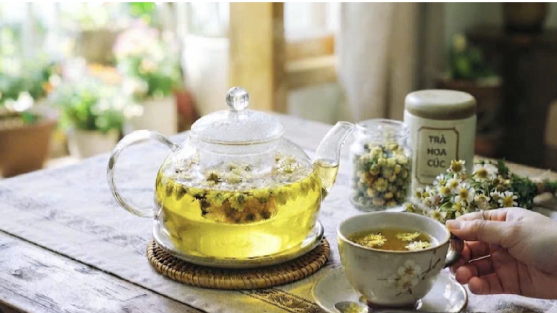 Vì sao người khó ngủ nên uống trà hoa cúc sau bữa tối?