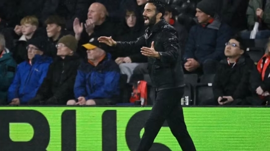 Chuyến trở lại nước Anh của cựu HLV Man Utd thành cơn "ác mộng"