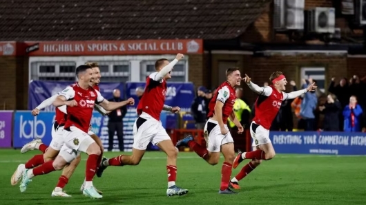 Arsenal thua sốc đội bóng hạng Tư