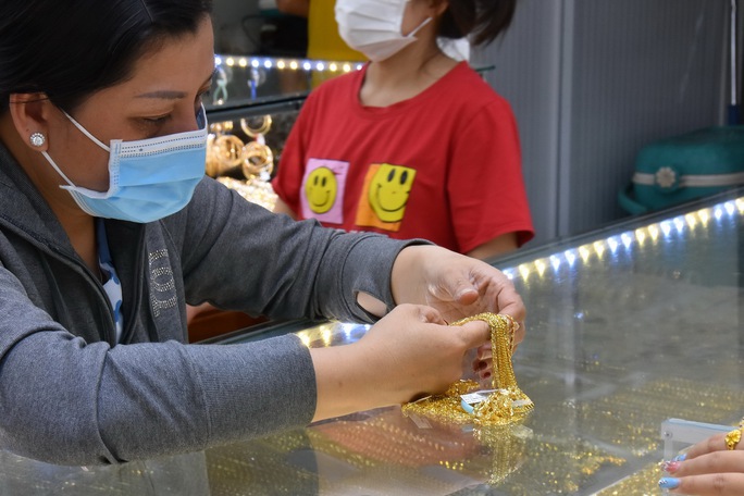 Giá vàng hôm nay 9-5: Biến động khó lường - Ảnh 1. Giá vàng hôm nay 9-5: Biến động khó lường - Ảnh 1.