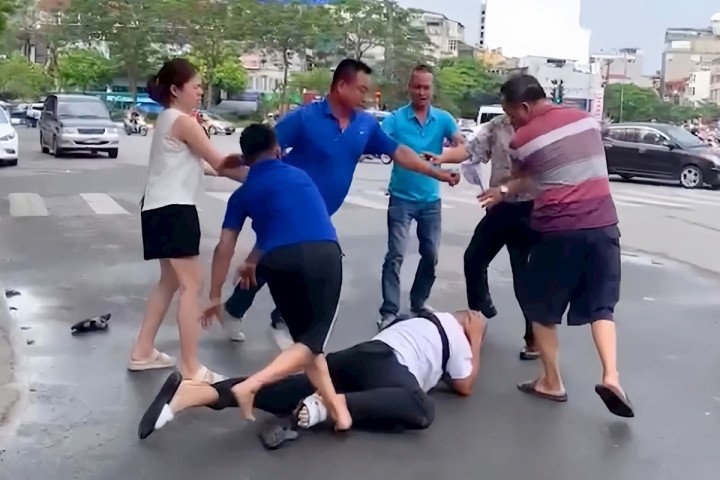 Khởi tố các đối tượng hành hung phóng viên ở Hà Nội Khởi tố các đối tượng hành hung phóng viên ở Hà Nội