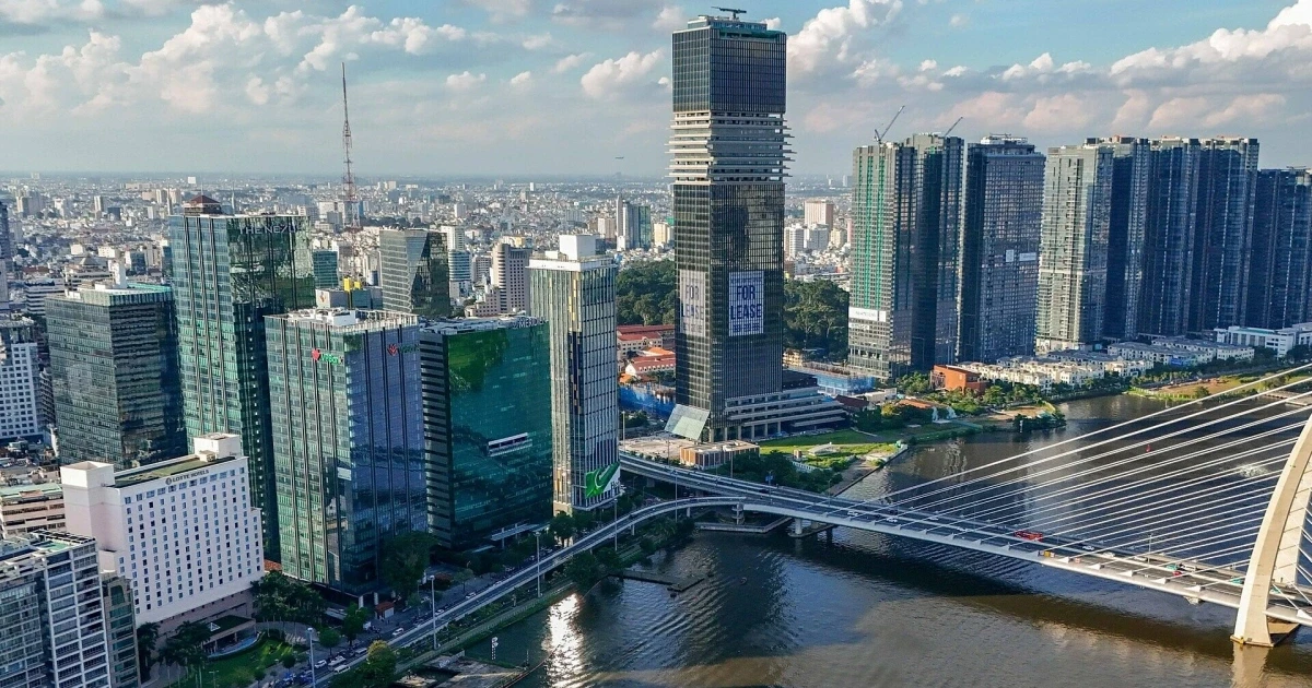 Nghịch lý bất động sản TP HCM: Giá căn hộ trung tâm đắt đỏ, vùng ven khó hút người mua