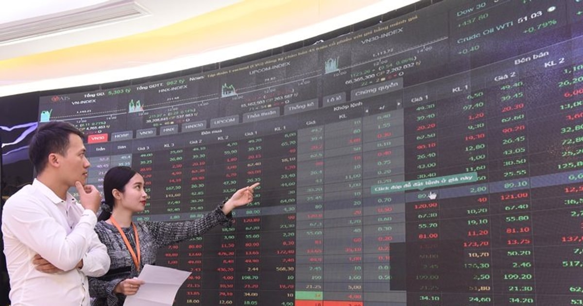 Nhóm chứng khoán phát tín hiệu sớm, VN-Index chờ vượt 1.850 điểm Nhóm chứng khoán phát tín hiệu sớm, VN-Index chờ vượt 1.850 điểm