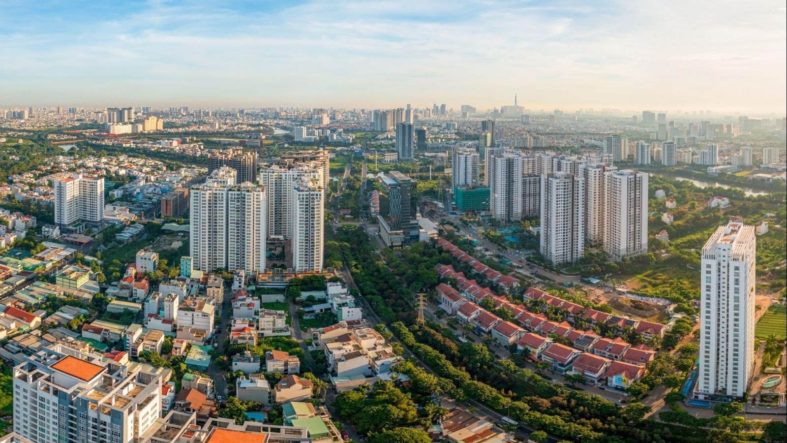 Thị trường Bất động sản 8 tháng 2025: Giá bán tiếp tục đi lên, nhu cầu thuê trọ bùng nổ