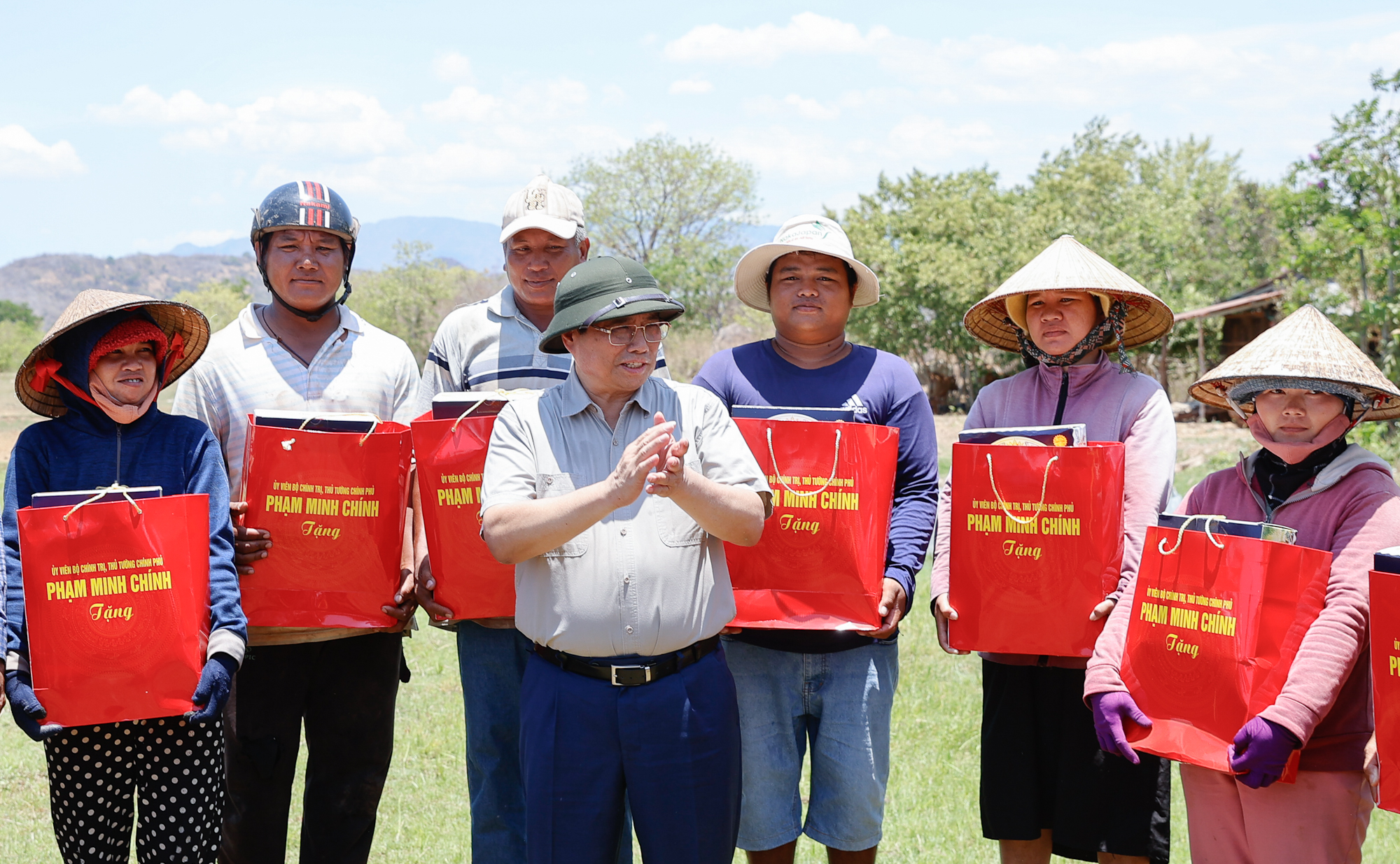 Thủ tướng khảo sát thực tế, thăm hỏi người dân tại tỉnh khô hạn nhất cả nước Thủ tướng khảo sát thực tế, thăm hỏi người dân tại tỉnh khô hạn nhất cả nước