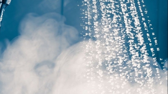 Có nên tắm nước nóng quá lâu trong mùa lạnh?