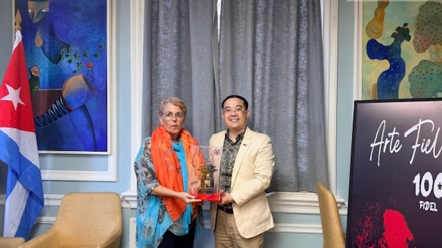 Vượt đại dương mang sách đến với các bạn Cuba