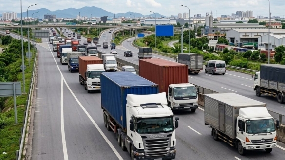 Giá xăng dầu liên tục tăng mạnh: Chuỗi logistics chịu áp lực, mặt bằng giá cả sớm lên mức mới