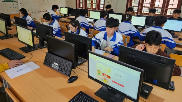 Hàng nghìn học sinh trên cả nước tham gia thi thử tốt nghiệp THPT môn Toán