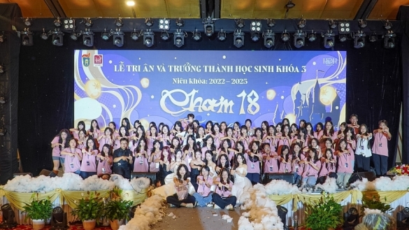 Chạm 18: Lễ tri ân và trưởng thành của học sinh Chuyên KHXH&NV trở lại với nhiều cảm xúc