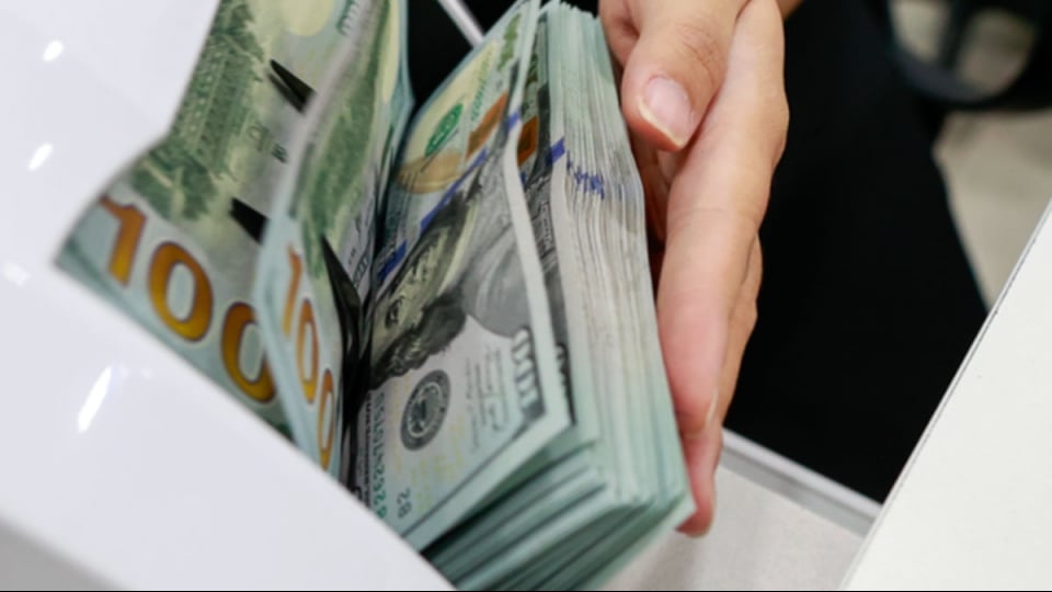 Giá USD ngân hàng đi lên, thị trường tự do giảm mạnh