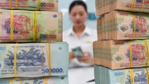 Tiền gửi của người dân vào ngân hàng vượt xa doanh nghiệp