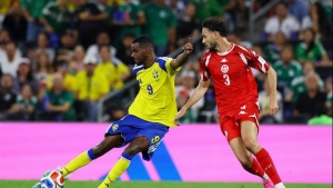 Thụy Điển dẫn trước Tunisia 2-1: Cơn lốc tấn công từ Isak và Viktor Gyokeres