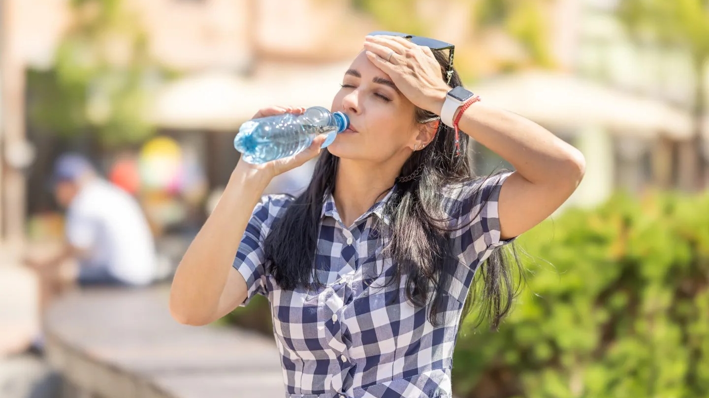 3 nguyên tắc uống nước giúp cơ thể không mất nước ngày nắng nóng
