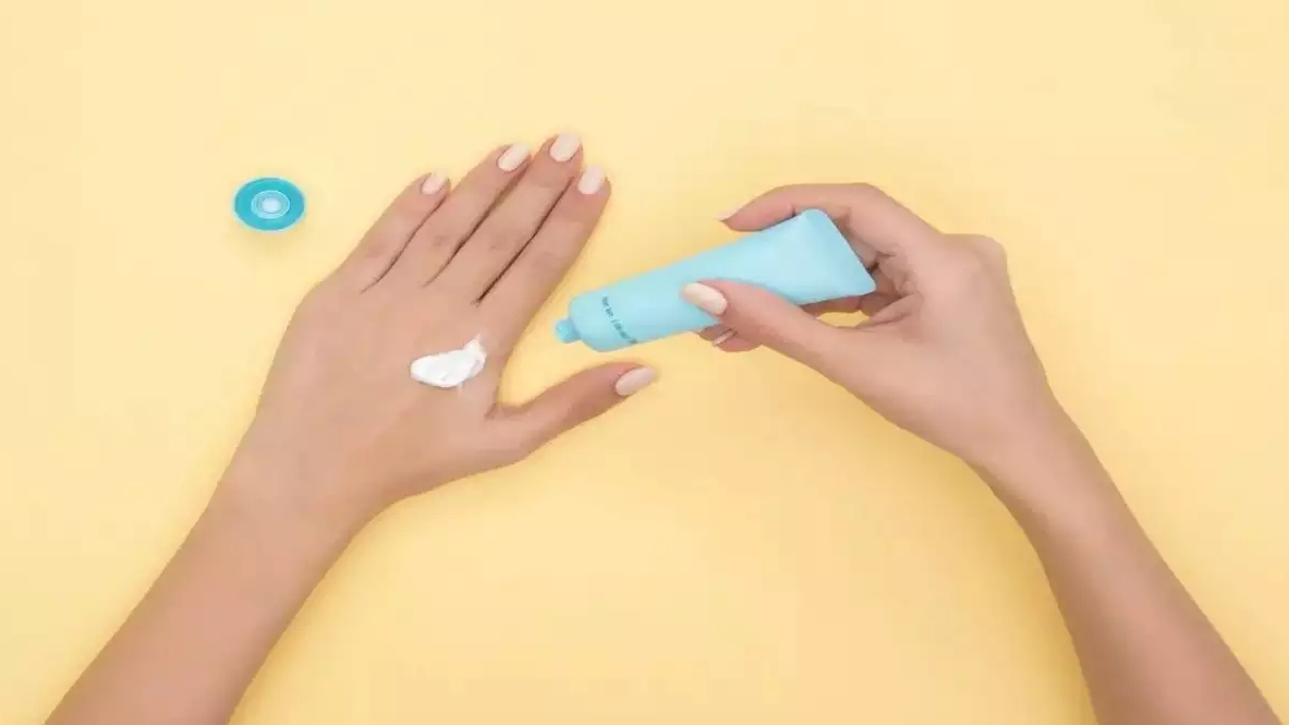 Ngày mưa có cần dùng kem chống nắng?
