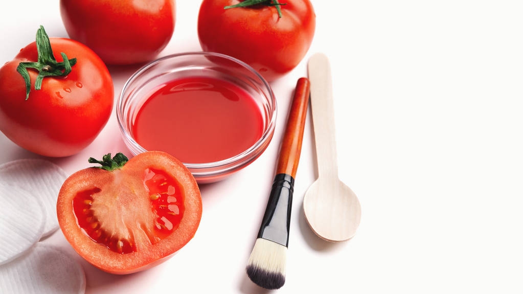 Lợi ích của việc đắp cà chua lên mặt