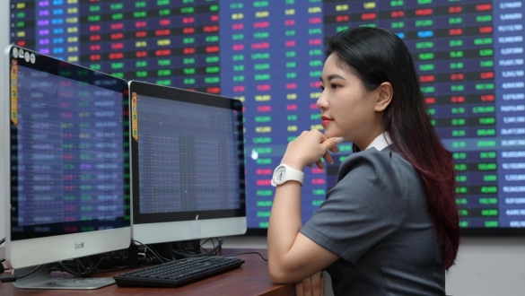 Thị trường liên tiếp phá kỷ lục, nhiều cổ phiếu tỷ USD vẫn lao dốc