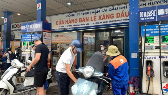 Xăng tăng hơn 300 đồng/lít từ 15h ngày 28/8