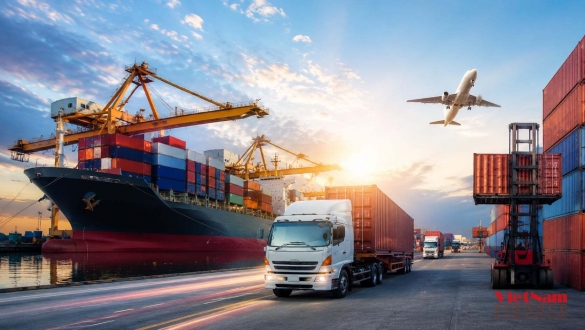 Xuất nhập khẩu 7 tháng năm 2026: Kim ngạch tăng mạnh, cán cân đảo chiều