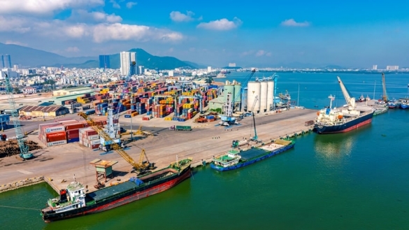 Tăng trưởng mạnh nhờ mở rộng đầu tư, sức ép dồn lên tín dụng và lạm phát