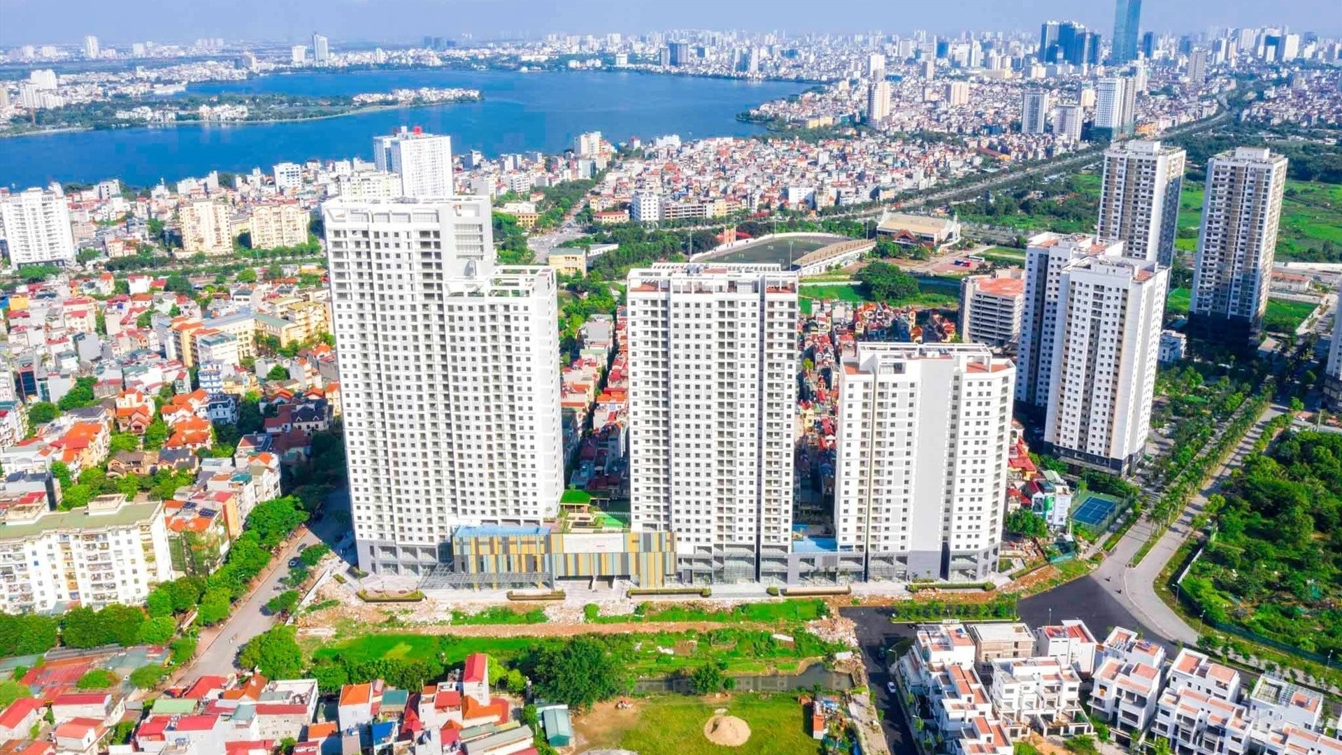 Thị trường bất động sản cuối năm: Sóng lớn có sợ gãy ngang?