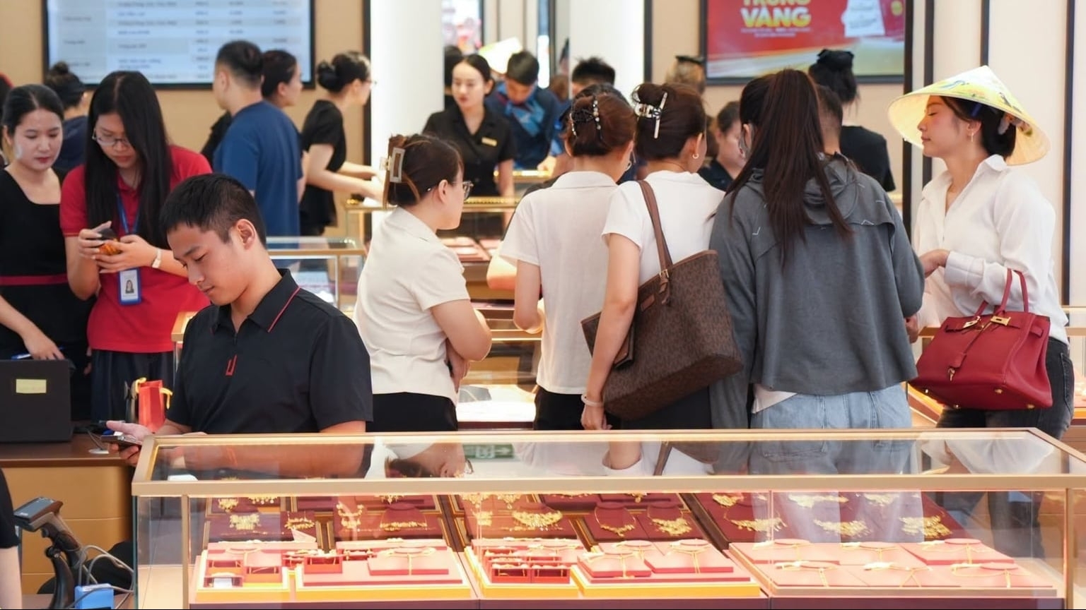 Giá vàng hôm nay 20/10: Tiếp tục giảm sâu