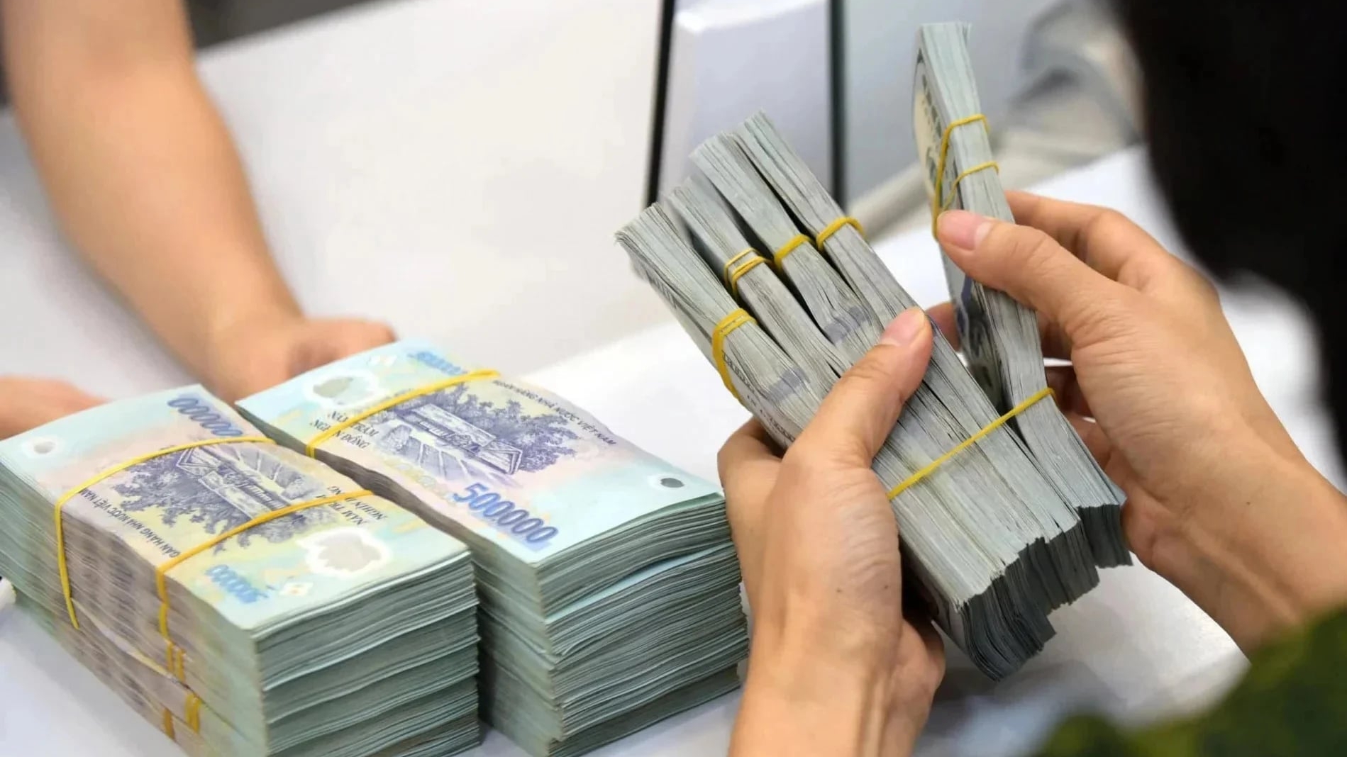 Giảm lãi suất: Không thể chỉ dừng lại ở "bao nhiêu" và "bao lâu"