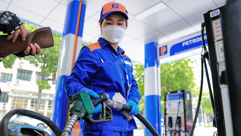 Giá xăng trong nước đồng loạt giảm nhẹ