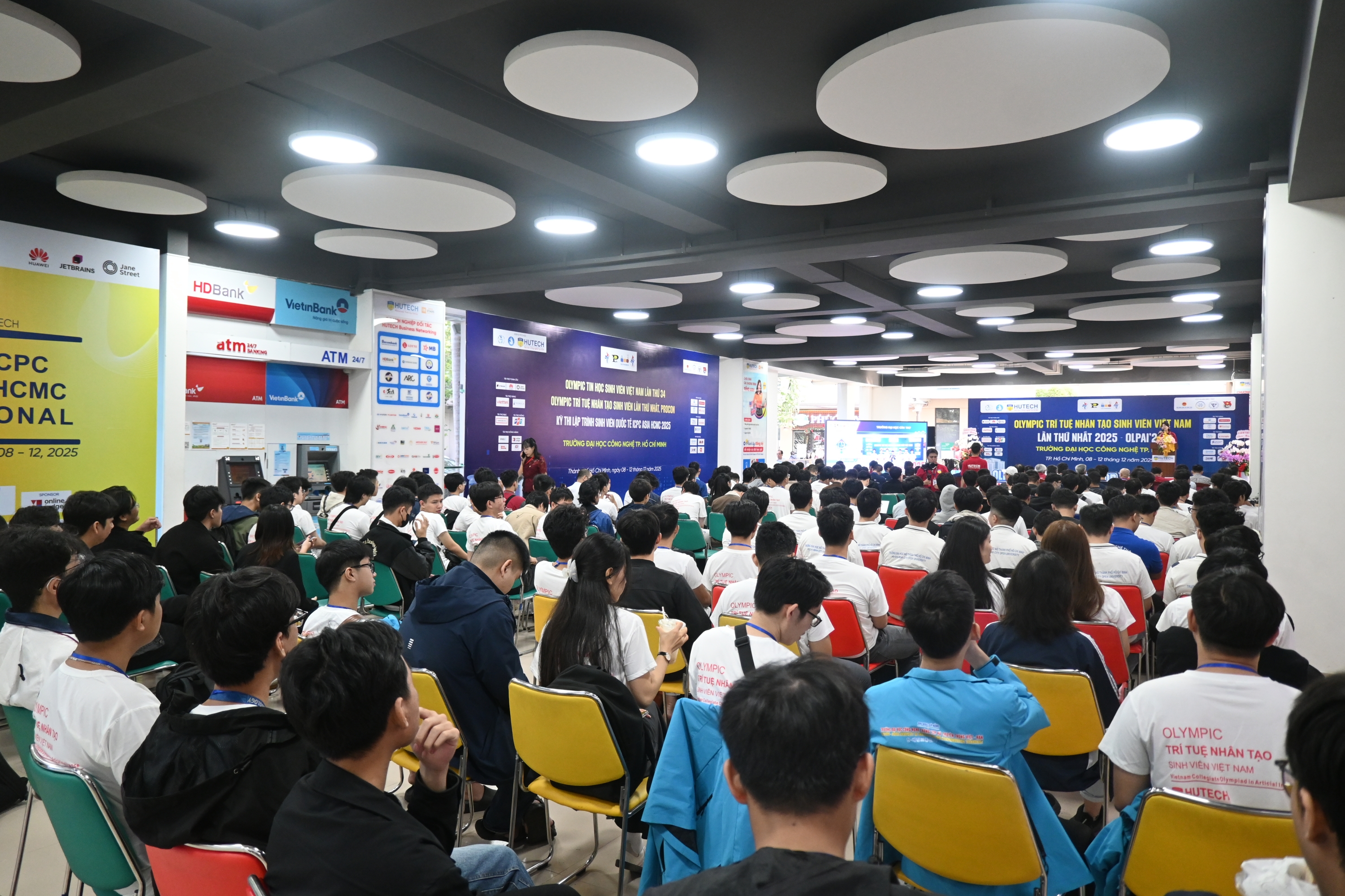 Gần 200 sinh viên bước vào kỳ thi Olympic Trí tuệ nhân tạo Sinh viên Việt Nam lần đầu tiên