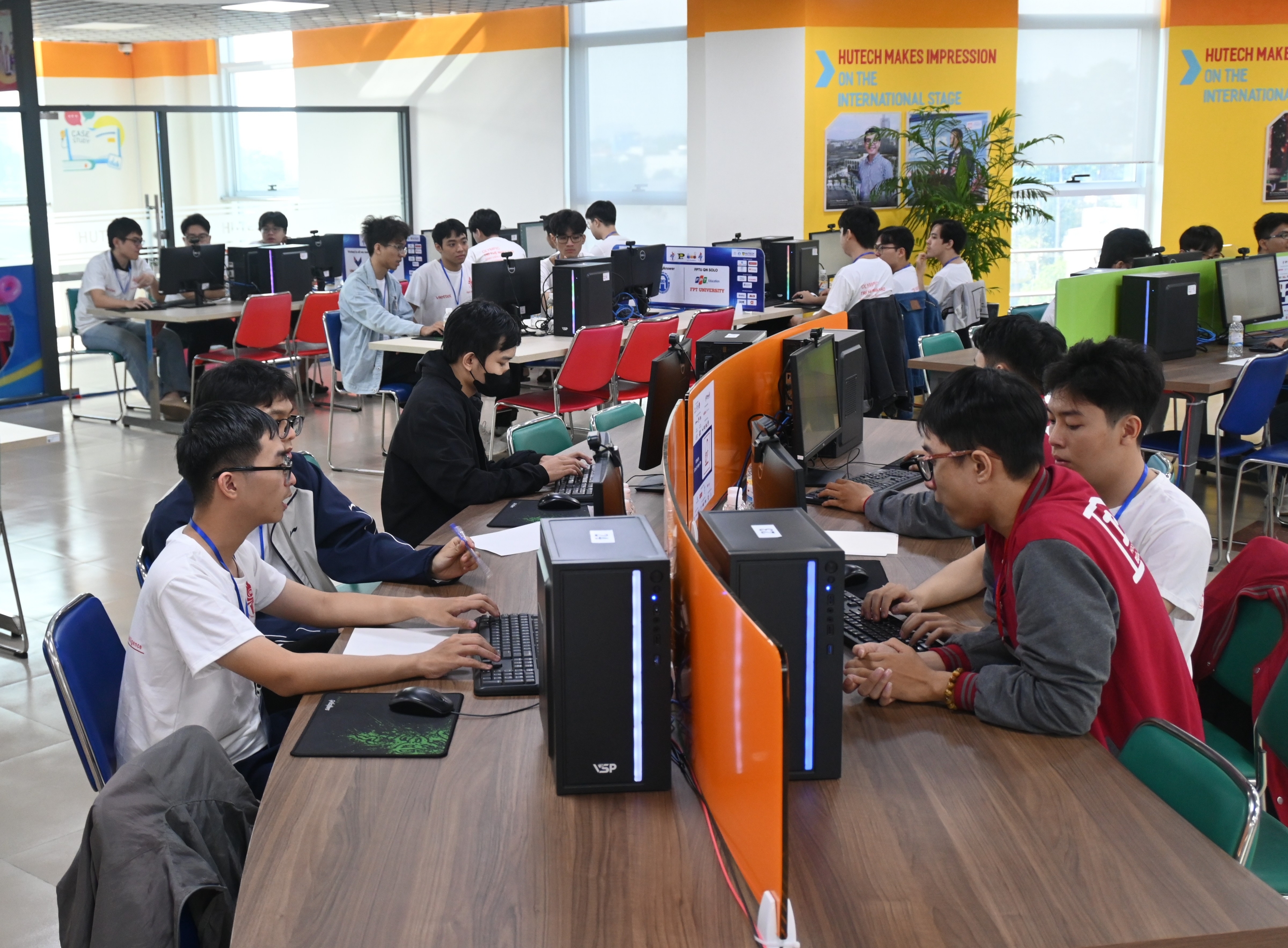 Gần 200 sinh viên bước vào kỳ thi Olympic Trí tuệ nhân tạo Sinh viên Việt Nam lần đầu tiên